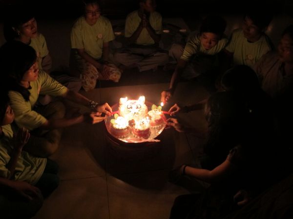 Đồng Tháp: Lung linh ngọn nến tri ân tại chùa Quê Hương