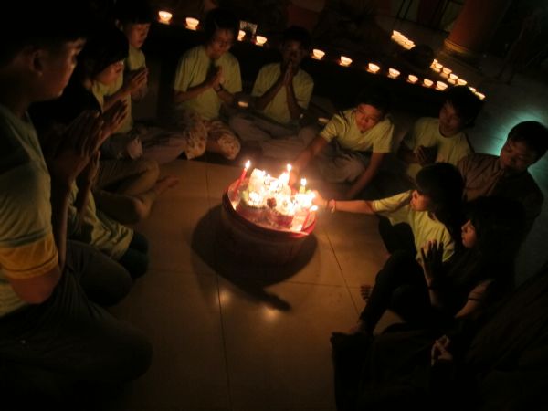 Đồng Tháp: Lung linh ngọn nến tri ân tại chùa Quê Hương