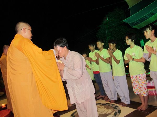 Đồng Tháp: Lung linh ngọn nến tri ân tại chùa Quê Hương