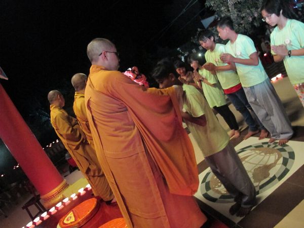 Đồng Tháp: Lung linh ngọn nến tri ân tại chùa Quê Hương