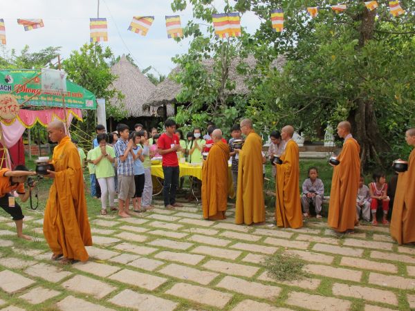 Đồng Tháp: Gieo duyên lành với Tam Bảo trong Phiên Chợ Quê Hương