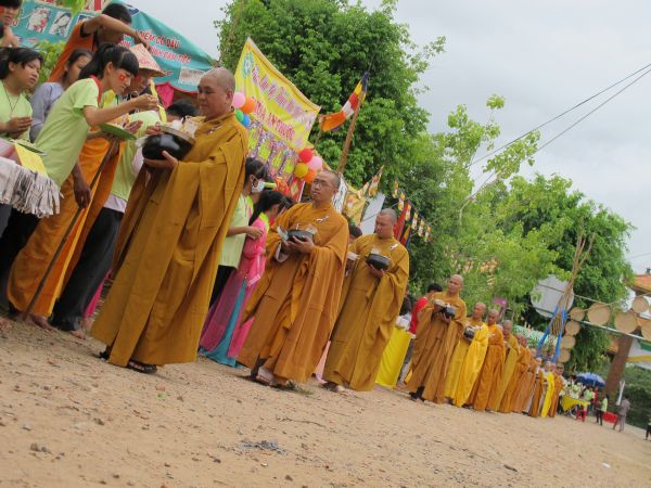 Đồng Tháp: Gieo duyên lành với Tam Bảo trong Phiên Chợ Quê Hương