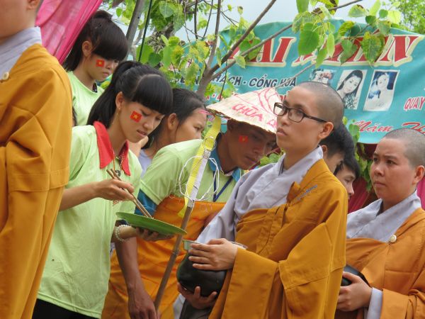 Đồng Tháp: Gieo duyên lành với Tam Bảo trong Phiên Chợ Quê Hương