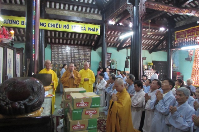 Đồng Tháp: Chùa Hoa Lâm cúng dường trường hạ