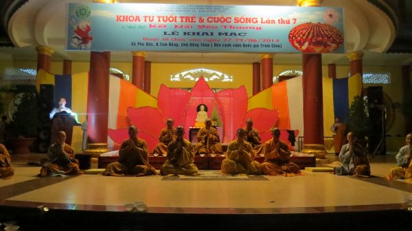 Đồng Tháp: Lung linh ngọn nến tri ân tại chùa Quê Hương