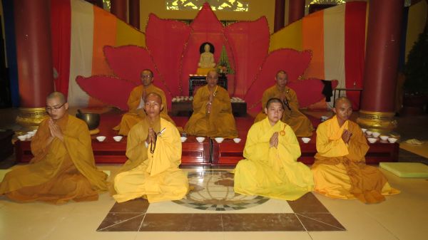 Đồng Tháp: Lung linh ngọn nến tri ân tại chùa Quê Hương