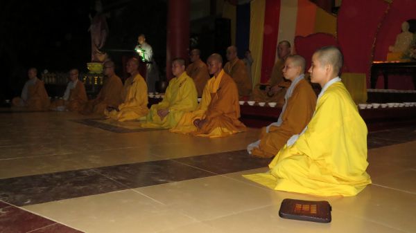 Đồng Tháp: Lung linh ngọn nến tri ân tại chùa Quê Hương