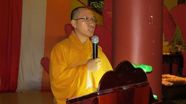 Đồng Tháp: Lung linh ngọn nến tri ân tại chùa Quê Hương