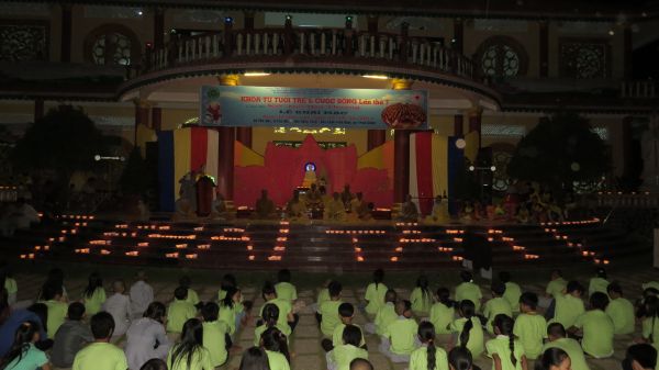Đồng Tháp: Lung linh ngọn nến tri ân tại chùa Quê Hương