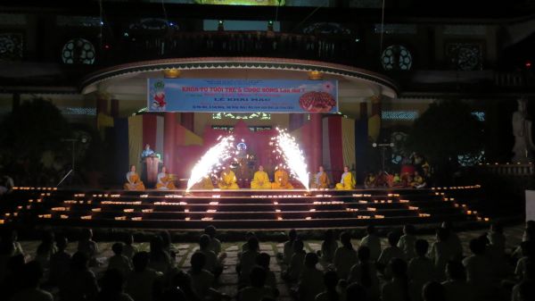 Đồng Tháp: Lung linh ngọn nến tri ân tại chùa Quê Hương