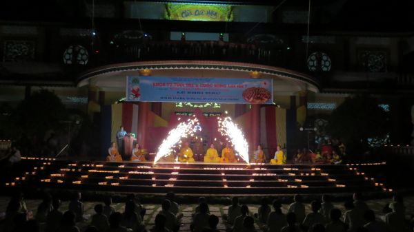 Đồng Tháp: Lung linh ngọn nến tri ân tại chùa Quê Hương