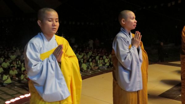 Đồng Tháp: Lung linh ngọn nến tri ân tại chùa Quê Hương