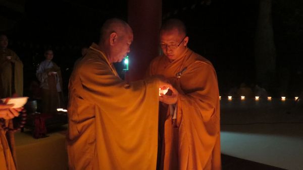 Đồng Tháp: Lung linh ngọn nến tri ân tại chùa Quê Hương