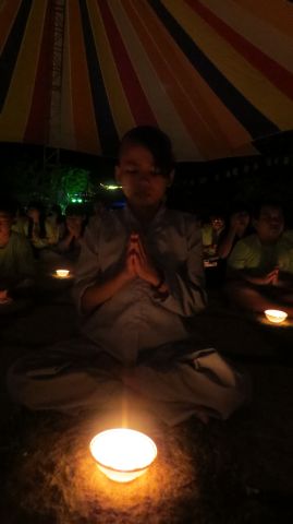 Đồng Tháp: Lung linh ngọn nến tri ân tại chùa Quê Hương
