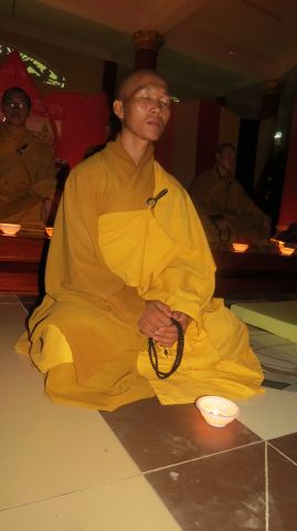 Đồng Tháp: Lung linh ngọn nến tri ân tại chùa Quê Hương