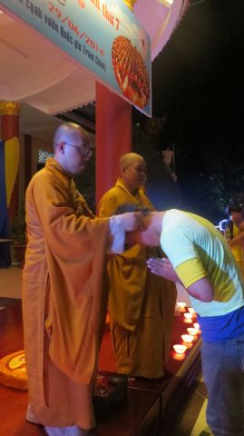Đồng Tháp: Lung linh ngọn nến tri ân tại chùa Quê Hương