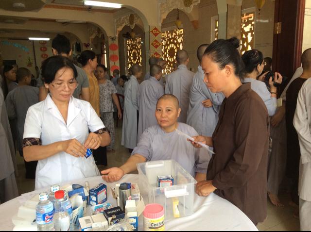 Hội chữ thập đỏ Chùa Long Tuyền cúng dường trường hạ