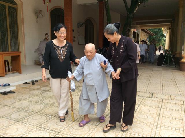 Hội chữ thập đỏ Chùa Long Tuyền cúng dường trường hạ