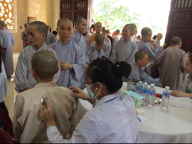 Hội chữ thập đỏ Chùa Long Tuyền cúng dường trường hạ