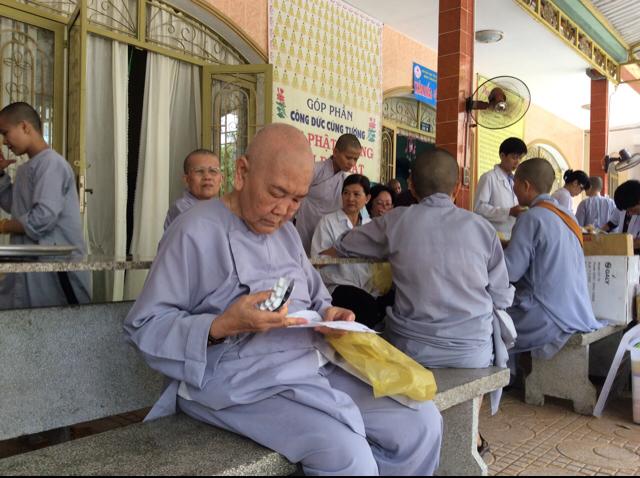 Hội chữ thập đỏ Chùa Long Tuyền cúng dường trường hạ