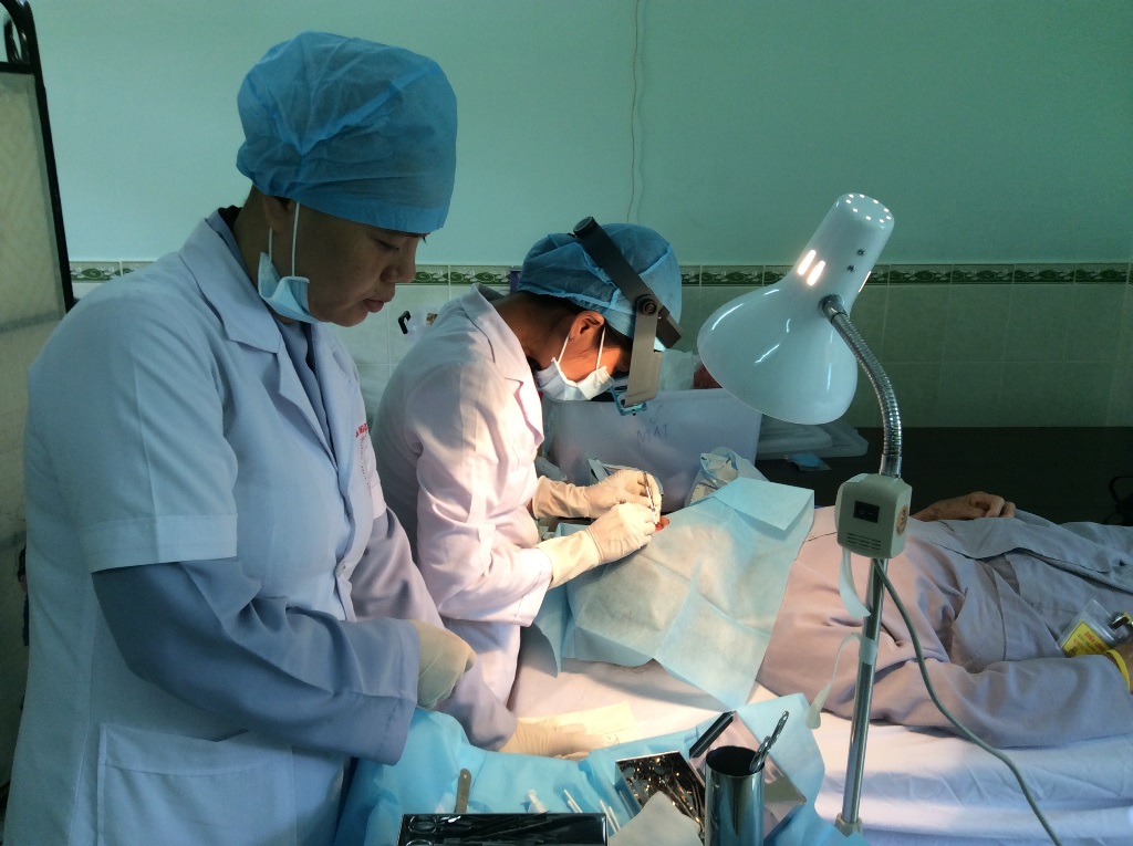 Hội chữ thập đỏ Chùa Long Tuyền cúng dường trường hạ
