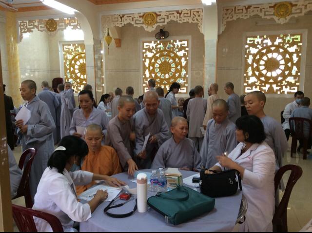 Hội chữ thập đỏ Chùa Long Tuyền cúng dường trường hạ