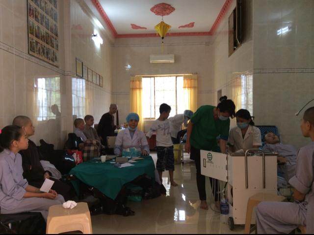 Hội chữ thập đỏ Chùa Long Tuyền cúng dường trường hạ