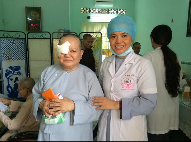 Hội chữ thập đỏ Chùa Long Tuyền cúng dường trường hạ