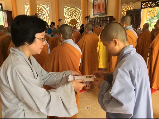 Hội chữ thập đỏ Chùa Long Tuyền cúng dường trường hạ
