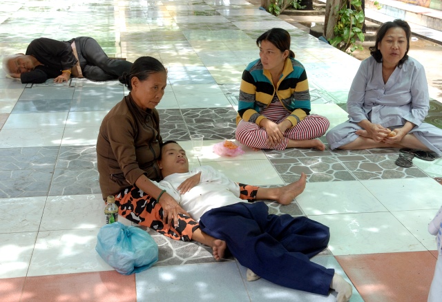 Quỹ từ thiện Đạo Phật Ngày Nay: Giảng pháp và tặng quà cho làng người mù, người tàn tật tại Sóc Trăng, Bạc Liêu