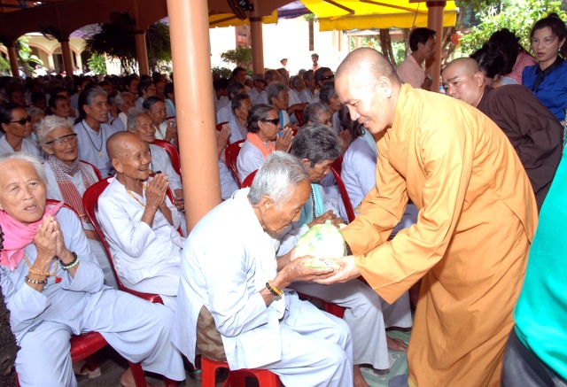 Quỹ từ thiện Đạo Phật Ngày Nay: Giảng pháp và tặng quà cho làng người mù, người tàn tật tại Sóc Trăng, Bạc Liêu