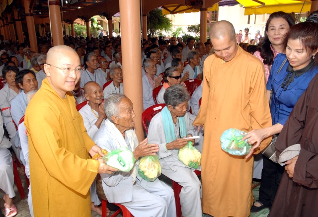 Quỹ từ thiện Đạo Phật Ngày Nay: Giảng pháp và tặng quà cho làng người mù, người tàn tật tại Sóc Trăng, Bạc Liêu