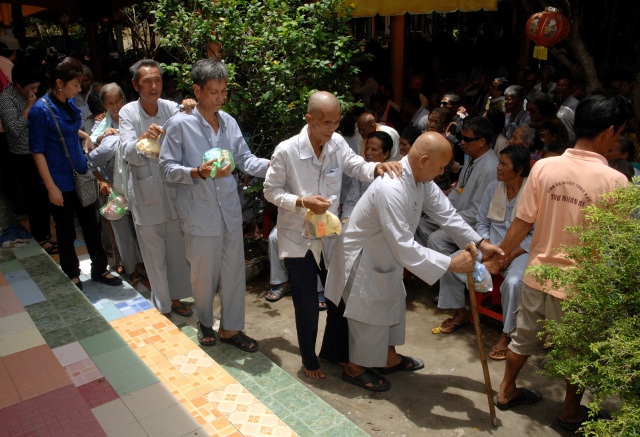 Quỹ từ thiện Đạo Phật Ngày Nay: Giảng pháp và tặng quà cho làng người mù, người tàn tật tại Sóc Trăng, Bạc Liêu