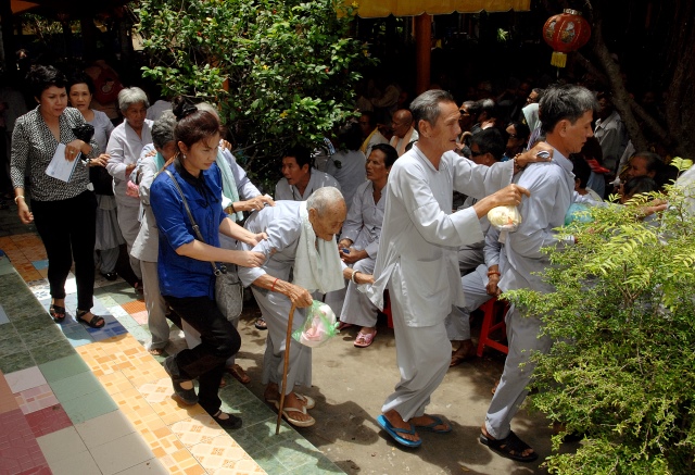 Quỹ từ thiện Đạo Phật Ngày Nay: Giảng pháp và tặng quà cho làng người mù, người tàn tật tại Sóc Trăng, Bạc Liêu