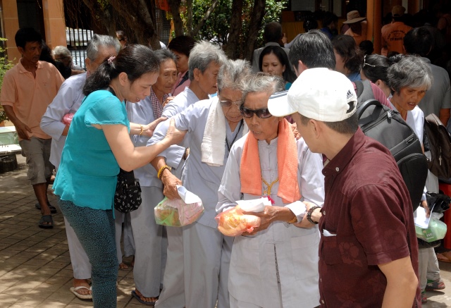 Quỹ từ thiện Đạo Phật Ngày Nay: Giảng pháp và tặng quà cho làng người mù, người tàn tật tại Sóc Trăng, Bạc Liêu