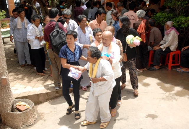 Quỹ từ thiện Đạo Phật Ngày Nay: Giảng pháp và tặng quà cho làng người mù, người tàn tật tại Sóc Trăng, Bạc Liêu