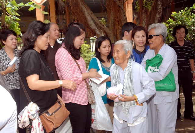 Quỹ từ thiện Đạo Phật Ngày Nay: Giảng pháp và tặng quà cho làng người mù, người tàn tật tại Sóc Trăng, Bạc Liêu