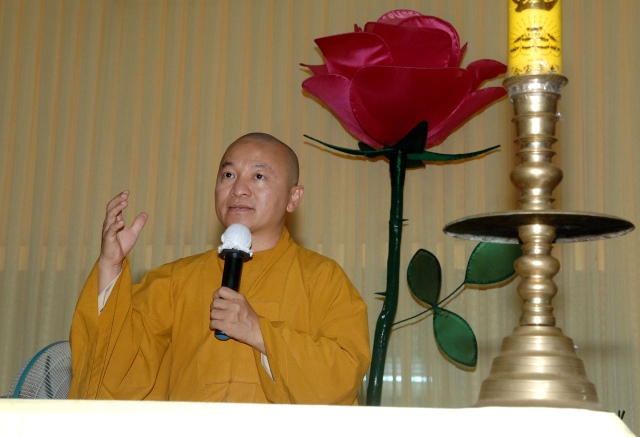 Quỹ từ thiện Đạo Phật Ngày Nay: Giảng pháp và tặng quà cho làng người mù, người tàn tật tại Sóc Trăng, Bạc Liêu