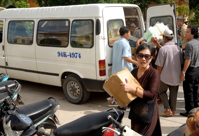 Quỹ từ thiện Đạo Phật Ngày Nay: Giảng pháp và tặng quà cho làng người mù, người tàn tật tại Sóc Trăng, Bạc Liêu