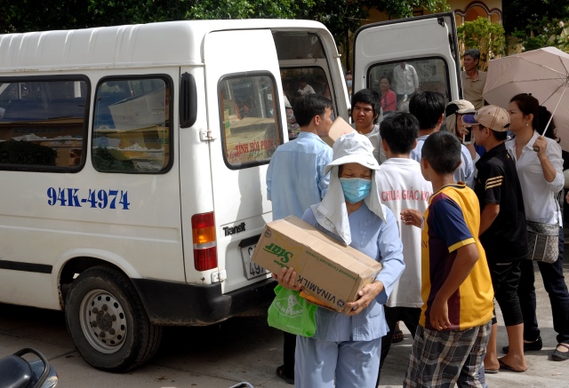 Quỹ từ thiện Đạo Phật Ngày Nay: Giảng pháp và tặng quà cho làng người mù, người tàn tật tại Sóc Trăng, Bạc Liêu