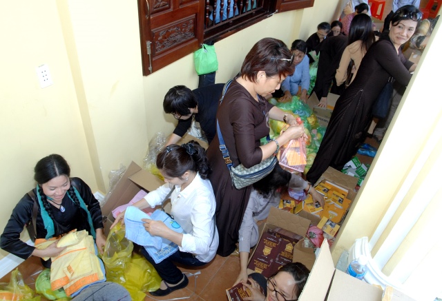 Quỹ từ thiện Đạo Phật Ngày Nay: Giảng pháp và tặng quà cho làng người mù, người tàn tật tại Sóc Trăng, Bạc Liêu