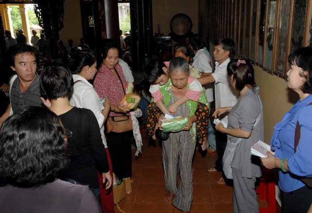 Quỹ từ thiện Đạo Phật Ngày Nay: Giảng pháp và tặng quà cho làng người mù, người tàn tật tại Sóc Trăng, Bạc Liêu