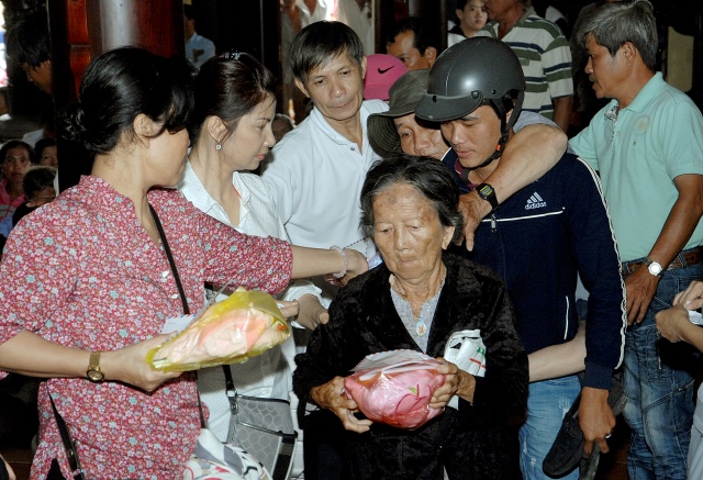 Quỹ từ thiện Đạo Phật Ngày Nay: Giảng pháp và tặng quà cho làng người mù, người tàn tật tại Sóc Trăng, Bạc Liêu
