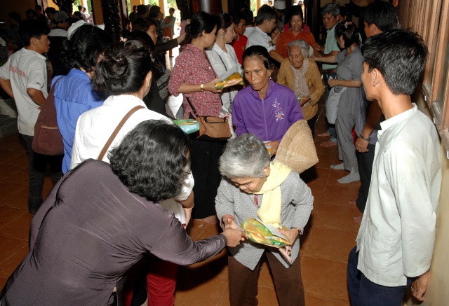 Quỹ từ thiện Đạo Phật Ngày Nay: Giảng pháp và tặng quà cho làng người mù, người tàn tật tại Sóc Trăng, Bạc Liêu