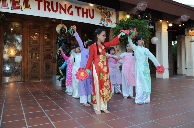 Hoa Kỳ: Vui tết Trung Thu 2014 tại chùa Đức Viên - San Jose