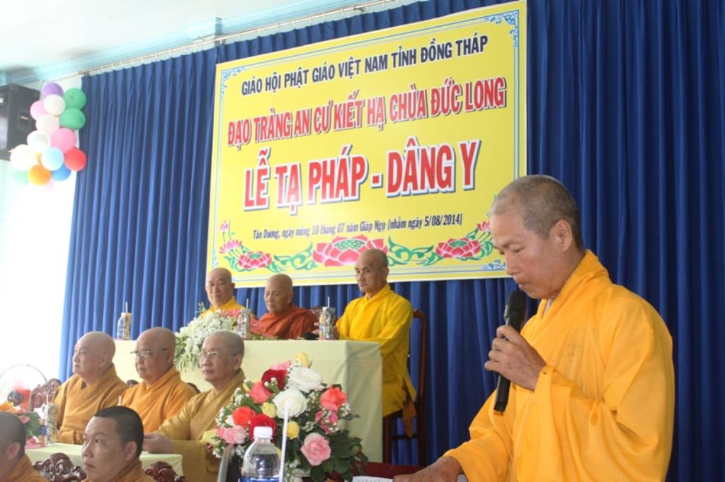 Dâng Pháp Y Chư Tăng Sinh Trường Trung Cấp
