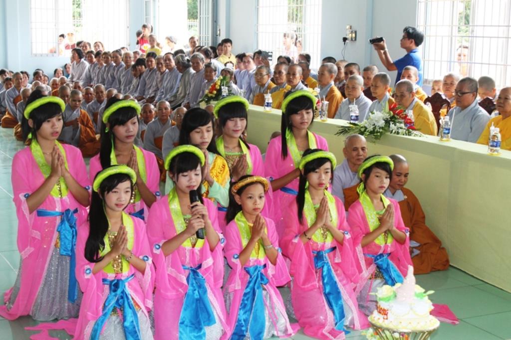 Dâng Pháp Y Chư Tăng Sinh Trường Trung Cấp