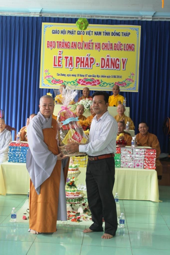 Dâng Pháp Y Chư Tăng Sinh Trường Trung Cấp