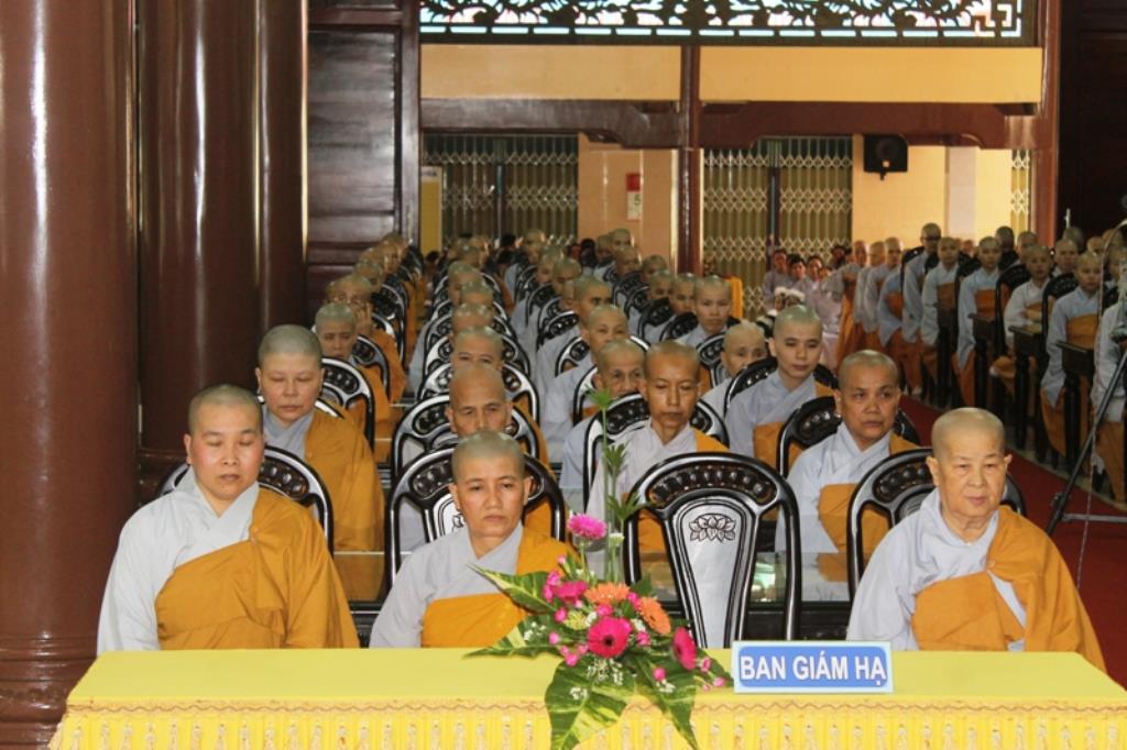 Dâng Pháp Y Chư Tăng Sinh Trường Trung Cấp