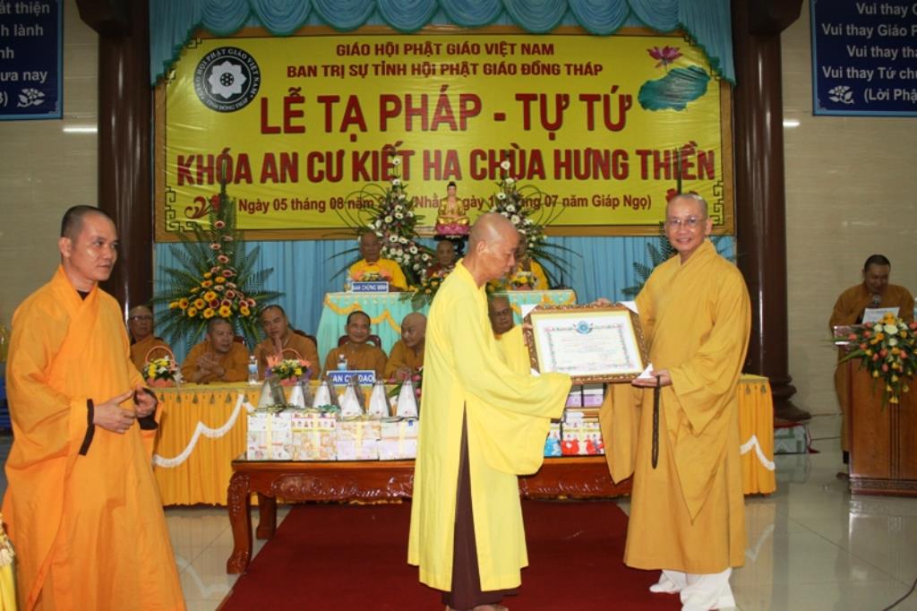 Dâng Pháp Y Chư Tăng Sinh Trường Trung Cấp